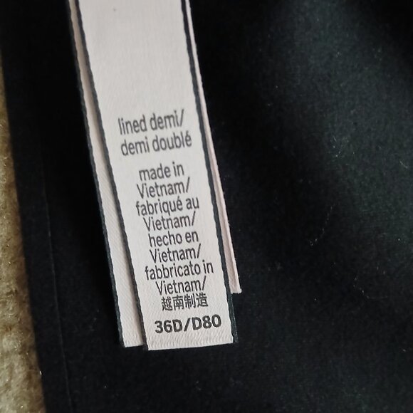 Women's Victoria Secret Black Underwire Bra. - Picture 6 of 6